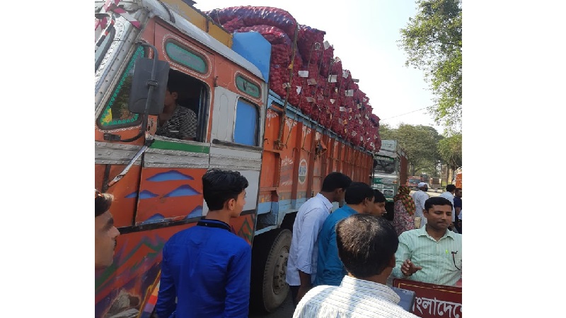 দূর্গপুজা উপলক্ষে সোনামসজিদ স্থলবন্দরে আমদানী-রপ্তানী কার্যক্রম টানা ৮ দিন বন্ধ 